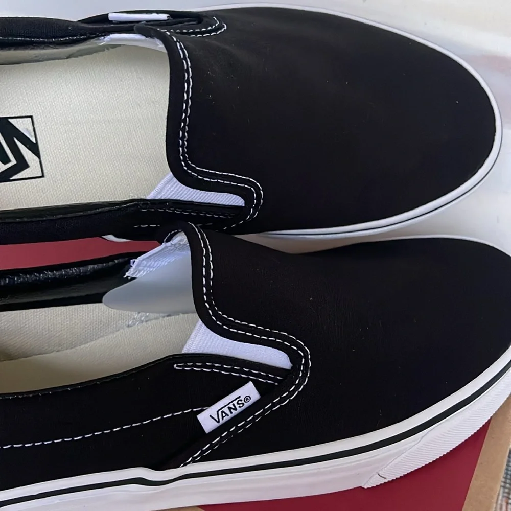Vans WMNS Classic Slip-On
Black
VN000EYEBLK
Sneakers - Picture 14 of 16